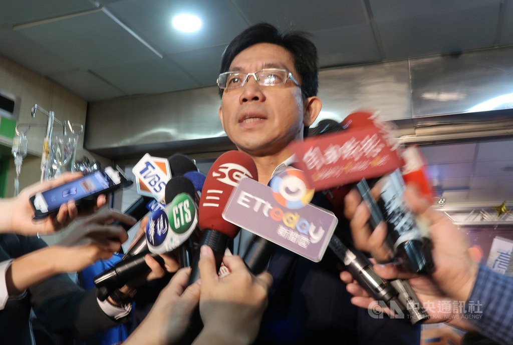 2020年燈會已陸續設置在愛河河畔,但是有網友質疑,草地上的觀音蓮花燈以及綿延數十公尺的花燈疑似像法會。觀光局長邱俊龍(圖)16日接受媒體聯訪表示,這是融入慈悲設計概念,希望大家用更開放心態看待。中央社記者王淑芬攝 109年1月16日