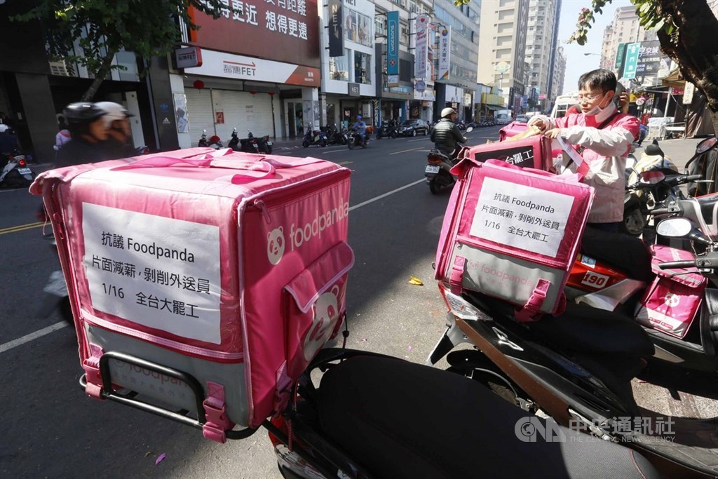 foodpanda外送員不滿公司事前沒有溝通,就片面更改計薪方式,16日上午有數名外送員在高雄瑞豐夜市前機車停車格集結抗議,拒送表達不滿。中央社記者董俊志攝 109年1月16日