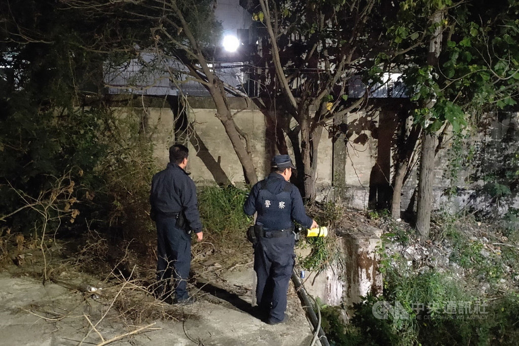 台南市麻豆區一家紡織廠的3名越南籍移工15日晚間在宿舍酒後起口角,其中斐姓男子涉嫌持刀攻擊另兩人,造成兩人喪命,斐男則在行凶後翻越工廠圍牆逃逸。警方獲報後前往,封鎖廠區並在周邊搜索,逮捕斐男。(民眾提供)中央社記者楊思瑞台南傳真 109年1月16日