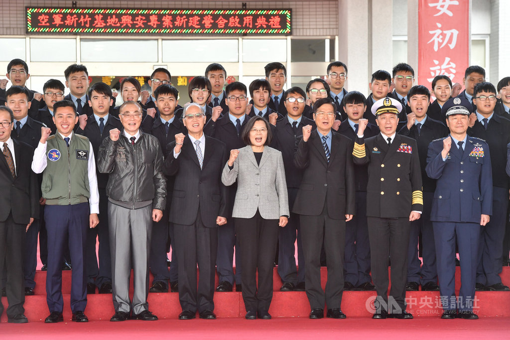 總統蔡英文(前右4)16日出席「新竹空軍基地興安專案新建營舍啟用典禮」,剪綵儀式後與國防部長嚴德發(前右3)、空軍司令熊厚基(前右)、國安會秘書長李大維(前左4)、退輔會主委馮世寬(前左3)、新竹市長林智堅(前左2)等人合影。中央社記者林俊耀攝 109年1月16日
