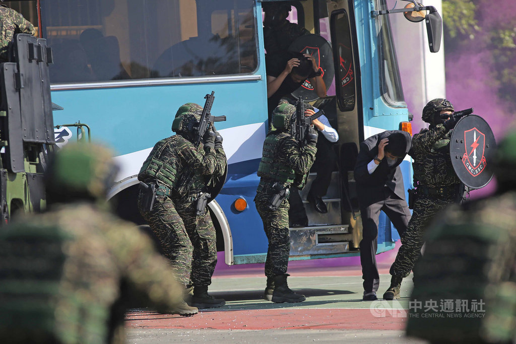 海軍陸戰隊人員16日在高雄壽山地區,演練反劫持任務,場景相當逼真。中央社記者游凱翔攝 109年1月16日