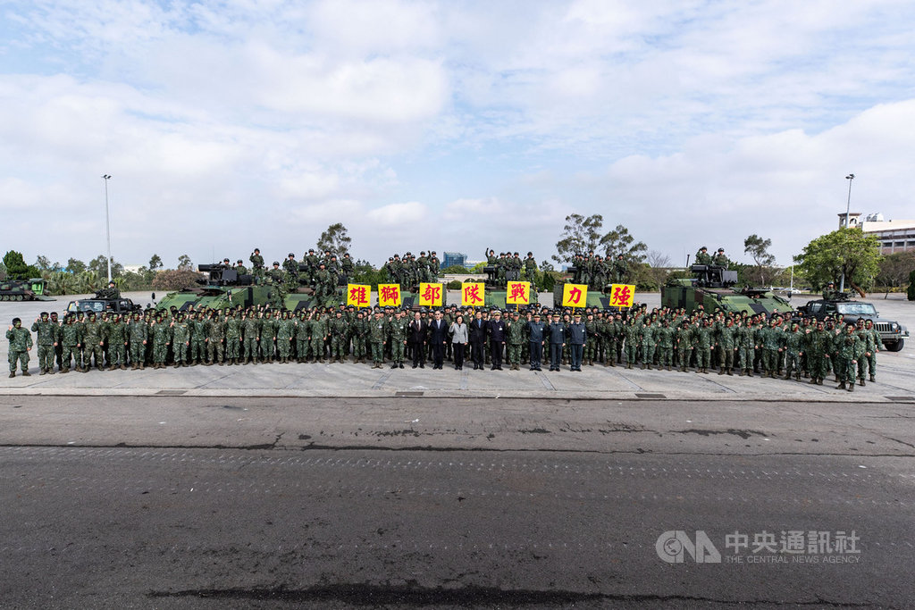 總統蔡英文16日前往陸軍楊梅高山頂營區視導,慰勉陸軍機械化步兵第269旅。「雄獅格鬥部隊」為總統展示「綜合格鬥演練」,實施擒拿術和奪刀術等各式演練。(軍聞社提供)中央社記者陳韻聿傳真 109年1月16日