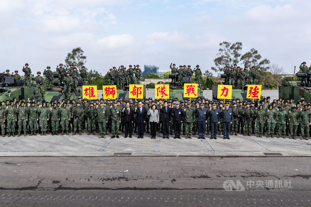 總統蔡英文16日前往陸軍楊梅高山頂營區視導,慰勉陸軍機械化步兵第269旅。「雄獅格鬥部隊」為總統展示各式演練。(軍聞社提供)中央社記者陳韻聿傳真 109年1月16日