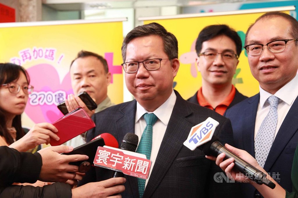 桃園市長鄭文燦(中)16日被問及是否角逐下一屆總統選舉、是否入閣等時表示,「我會當市長」,未來會想如何幫總統蔡英文在新任期中完成大家願望。(桃園市政府提供)中央社記者邱俊欽桃園傳真 109年1月16日