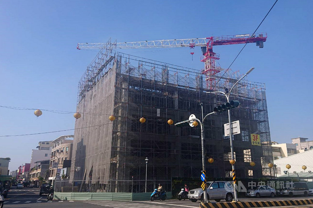 在2016年2月強震後倒塌的台南維冠金龍大樓,原地都更重建工程已在2018年6月動土,預計興建地上15層、地下3層建物,目前工程持續進行。中央社記者楊思瑞攝 109年1月16日