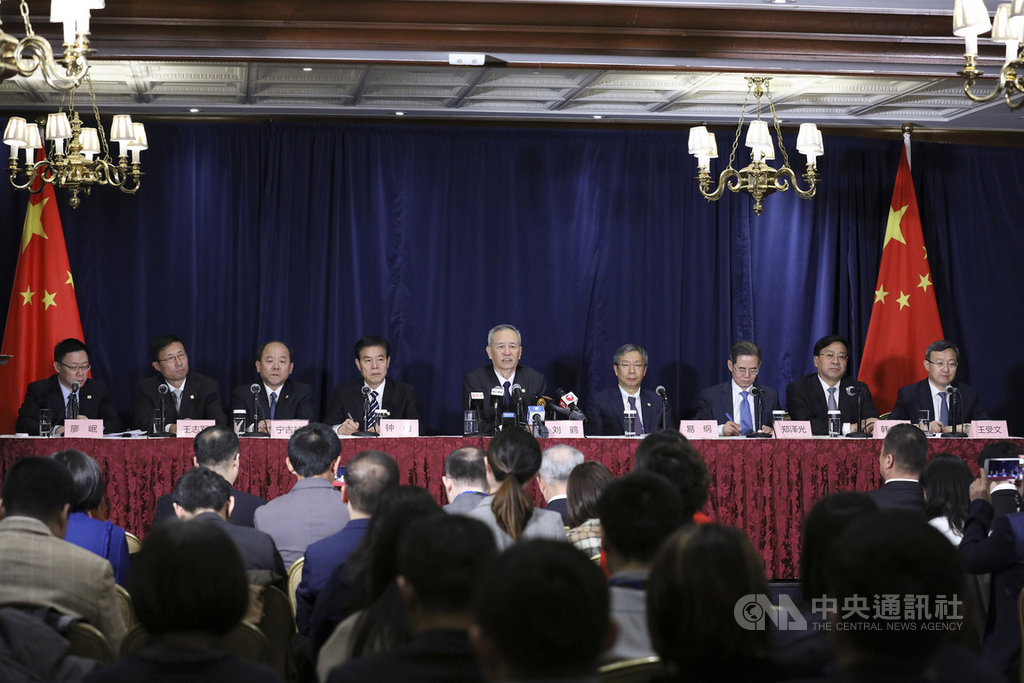 中美兩國美東時間15日在美國華府簽署第一階段貿易協議後,中國國務院副總理、中美全面經濟對話中方談判代表人劉鶴向部分中國媒體通報了協議簽署的有關情況並回答記者提問。他說這不只是一份經濟協議,還關係到世界和平與繁榮。(中新社提供)中央社 109年1月16日