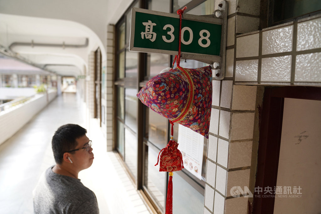 109學年度學科能力測驗將於17日至18日舉行,16日下午開放查看試場,大同高中一間考場班牌上掛著粽子吊飾,象徵「包中」。中央社記者徐肇昌攝 109年1月16日
