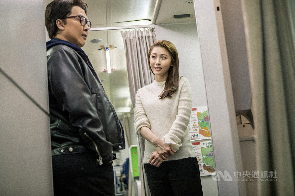 港星甄子丹(左)在賀歲港片「肥龍過江」中,與女星周勵淇(右)飾演情侶,還有吻戲,所幸甄子丹的太太汪詩詩與周勵淇私下交情好,甄子丹也有向太座報備,「甄太太」並不擔心。(華映娛樂提供)中央社記者洪健倫傳真 109年1月16日