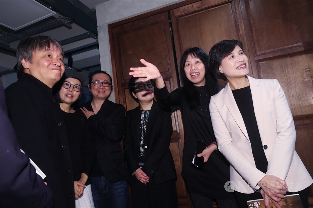 「天橋上的魔術師」圖像暨互動藝術展搶先場16日在台灣漫畫基地舉辦,文化部長鄭麗君(左3)出席活動,在引導下參觀展覽。中央社記者吳家昇攝 109年1月16日