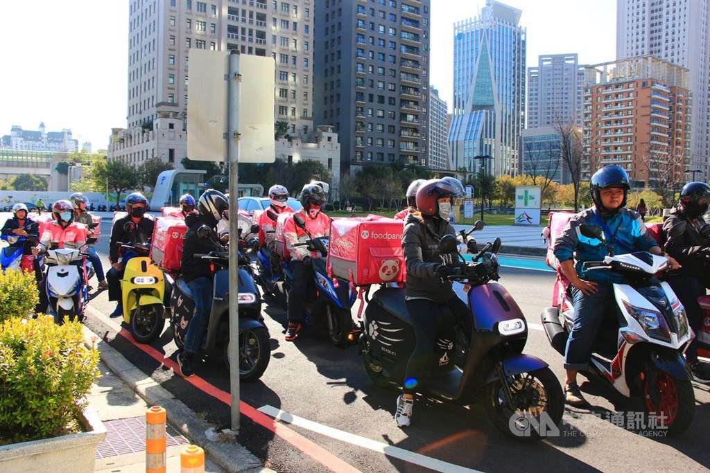 多名foodpanda食物外送員因不滿公司片面更改送單費用計算方式,16日騎乘外送機車,在台中市政府旁府會園道繞行表達心聲。中央社記者蘇木春攝 109年1月16日