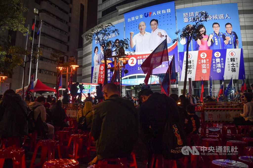國民黨22日召開中常會,預計將討論成立改革委員會、暫緩中常委選舉。圖為11日國民黨中央黨部門口的支持者觀看電視轉播開票情形。(中央社檔案照片)