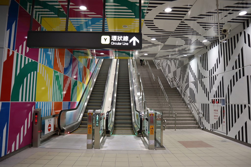 捷運環狀線板橋站內以法國藝術家布倫(Daniel Buren)特有的8.7公分垂直條紋為設計風格,利用對稱、鏡射、穿透與對比等方式圖像規劃。(新北市府捷運局提供)中央社記者葉臻傳真 109年1月16日