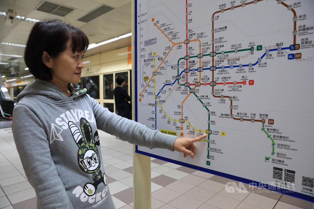 捷運環狀線多樣的轉乘選擇可大幅縮短搭車時間,通勤族黃大米(圖)指著路網圖說,她每天須通勤1小時到新莊輔仁大學,耗時漫長、一度很想離職,「環狀線是我不必漂泊職場的救星」。(黃大米提供)中央社記者黃旭昇新北傳真 109年1月16日