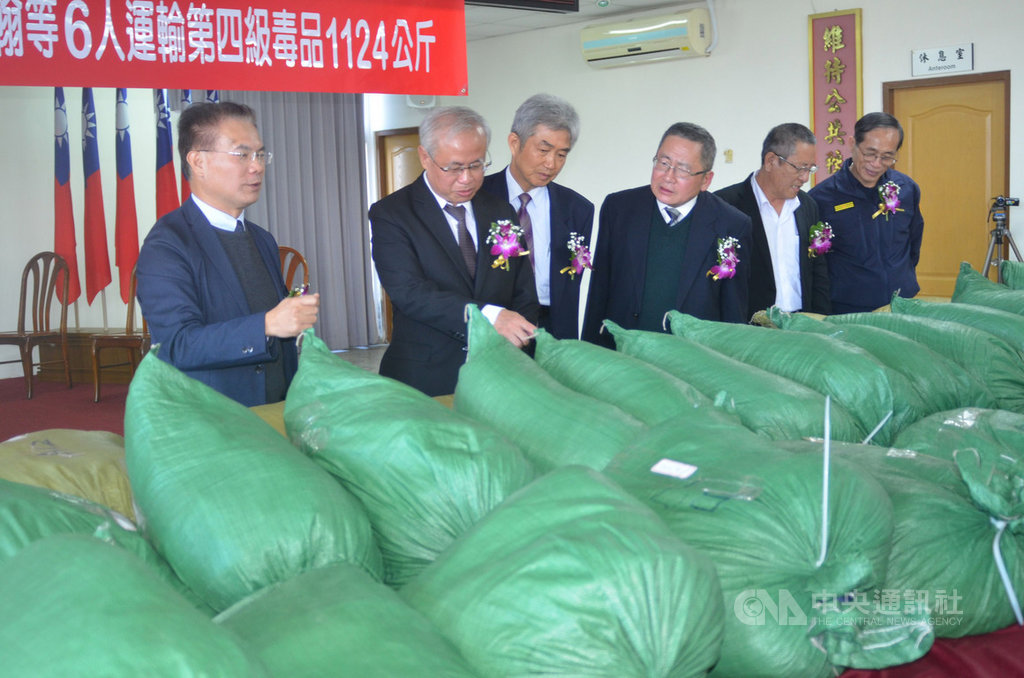 澎湖檢警等單位16日舉行記者會,宣布偵破台澎跨海水肥車運毒案,共查扣1124公斤四級毒品,以及快艇、車輛等運輸工具,莊姓男子等6人依法羈押偵辦。中央社 109年1月16日
