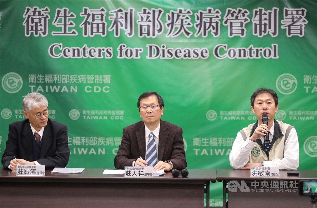 因應中國大陸武漢地區嚴重特殊傳染性肺炎疫情,疾管署16日下午召開記者會,由疾管署副署長莊人祥(中)、傳染病防治醫療網指揮官莊銀清(左)、疾管署醫師洪敏南(右)說明當地最新疫情發展與防疫應變作為。中央社記者裴禛攝 109年1月16日