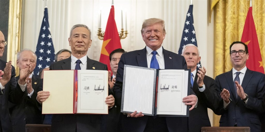 美國總統川普(右)2020年1月15日與中國國務院副總理劉鶴(左),在白宮共同簽署第一階段貿易協議。(圖取自白宮網頁whitehouse.gov)