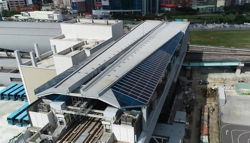 捷運環狀線新北產業園區站以銀白色為主題色,並加裝太陽能電板提供再生能源,整體以飛機造型呈現,太陽能光電板裝在機翼,設計感十足。(新北市府捷運局提供)中央社記者葉臻傳真 109年1月16日