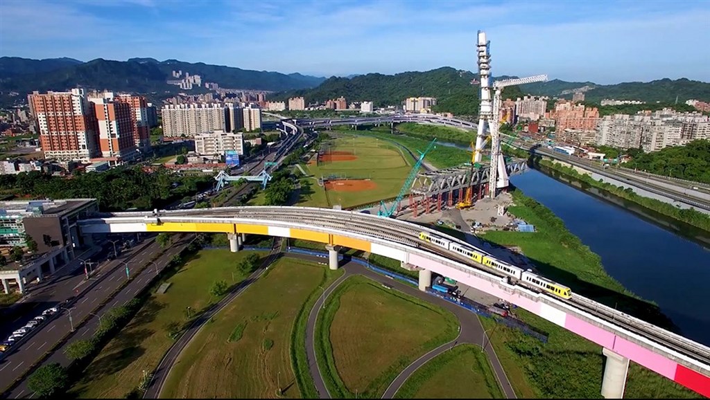 捷運環狀線跨越新店溪路段的彩虹橋,彩繪18種漸層色彩,有別以往灰色高架橋,更顯亮麗特色。(新北市府捷運局提供)中央社記者葉臻傳真 109年1月16日