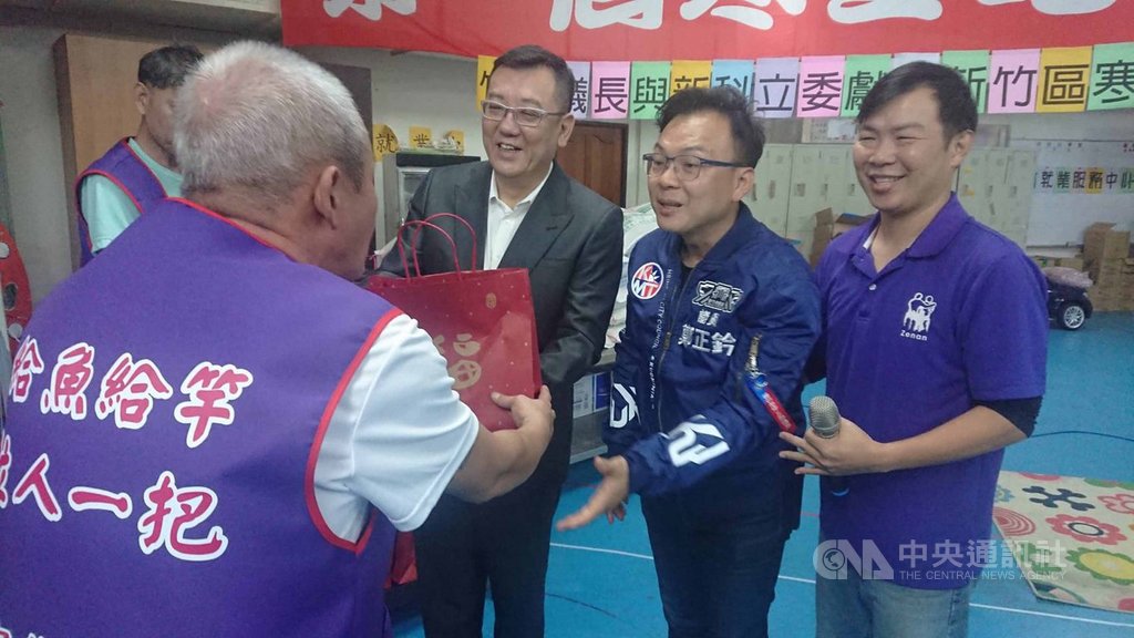 第30屆「寒士吃飽30」活動即將舉行,但經費仍未到位,新竹市議長許修睿(右3)與國民黨新竹市準立委鄭正鈐(右2)16日捐出新台幣10萬元,也呼籲愛心民眾一起響應,盼活動圓滿順利。中央社記者魯鋼駿攝 109年1月16日