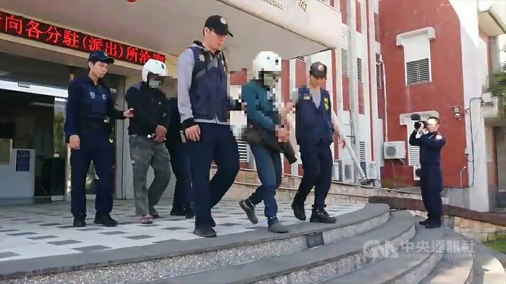 台東縣東河鄉一處果園逾萬斤釋迦日前遭竊,警方獲報後成立專案小組,循線掌握一名陳姓男子涉有重嫌,在陳嫌銷贓處所車上查獲部分釋迦、犯案工具及毒品等,隨即將陳嫌及1名共犯帶回偵辦。(台東縣警察局提供)中央社記者李先鳳傳真 109年1月16日