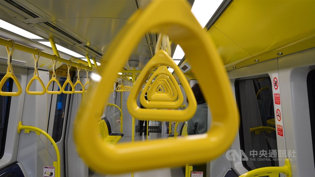 新北捷運環狀線將於19日起開放試乘,16日營運前環狀線車廂整備,以黃色系為主要基調,加大車窗面積,大量採進自然光。中央社記者黃旭昇新北攝 109年1月16日