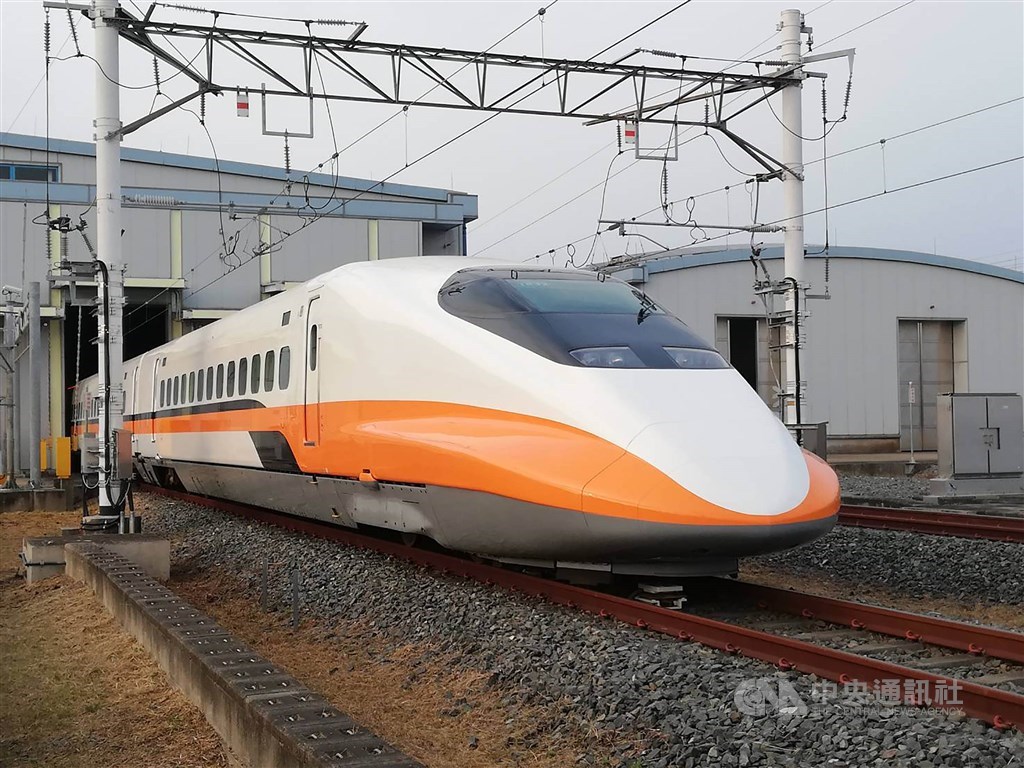 因應春節連續假期民眾返鄉與旅遊需求,交通部16日表示,交通疏運的部分,高鐵共加開386班次,台鐵加開各級列車279列次及加掛977輛次。(中央社檔案照片)