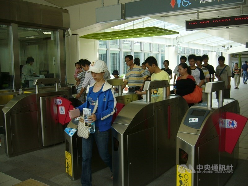 雙北市政府1月16日宣布,2月1日起實施常客優惠,即8折優惠取消,未來「搭越多、現金回饋越多」,最高回饋30%。(中央社檔案照片)