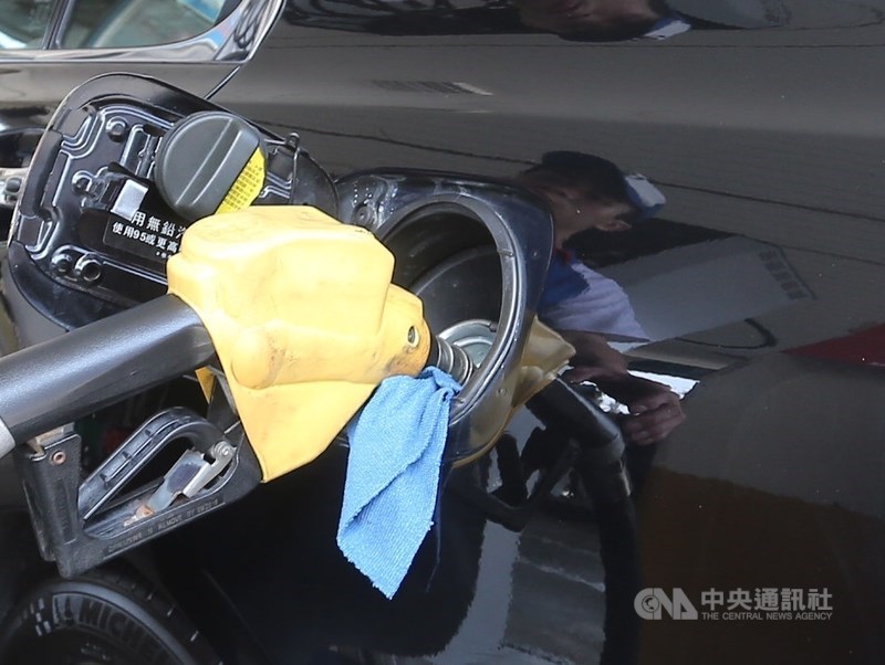 美伊關係和緩,根據中油油價公式,估汽、柴油自20日起每公升將調降新台幣0.7元,98無鉛汽油跌破31元關卡。(中央社檔案照片)