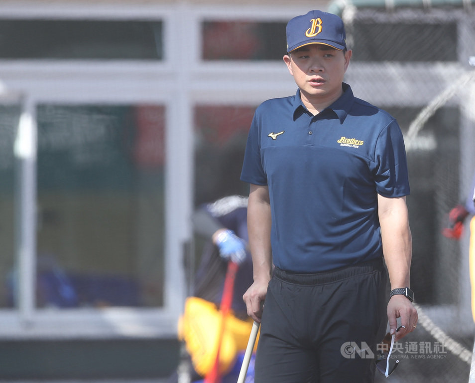 中華職棒中信兄弟隊16日在屏東展開春訓,副領隊兼農場主管彭政閔新球季有新任務,他表示,心態上調整好,把自己的工作做好,多學習、努力轉換身分。中央社記者張新偉攝 109年1月16日