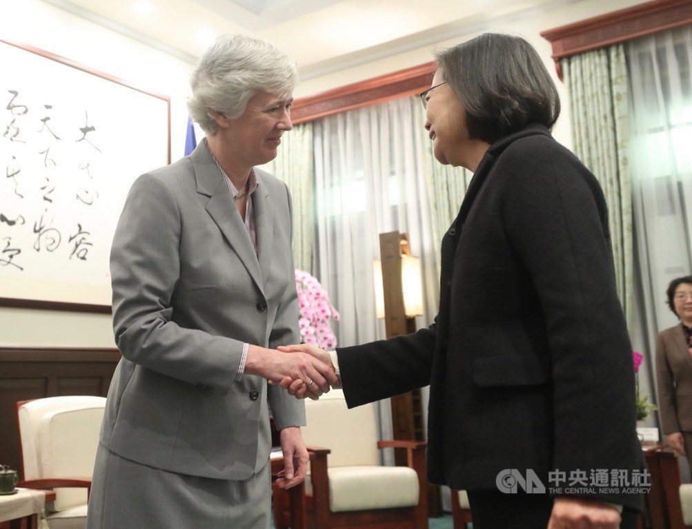 總統蔡英文(右)17日上午在總統府接見英國在台辦事處代表唐凱琳(Catherine Nettleton)(左),兩人握手致意。中央社記者吳家昇攝 109年1月17日