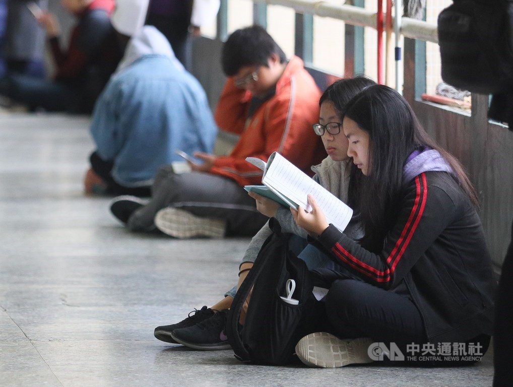大學入學考試中心主辦的109學年度學科能力測驗考試17日舉行,考生上午把握考前時間做最後複習。中央社記者謝佳璋攝 109年1月17日