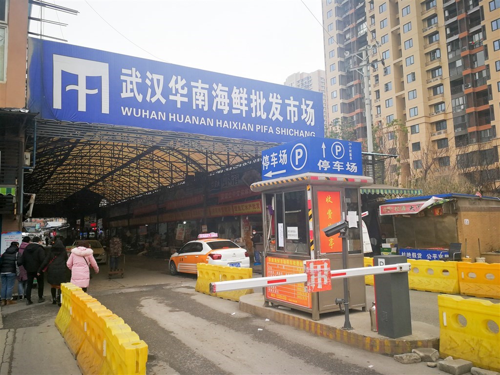武漢肺炎近日在中國確診病例劇增,陸委會21日起提升武漢市為橙色旅遊警示區域,提醒國人避免前往武漢旅行。圖為爆發新型冠狀病毒肺炎的武漢華南海鮮批發市場。(檔案照片/中新社提供)