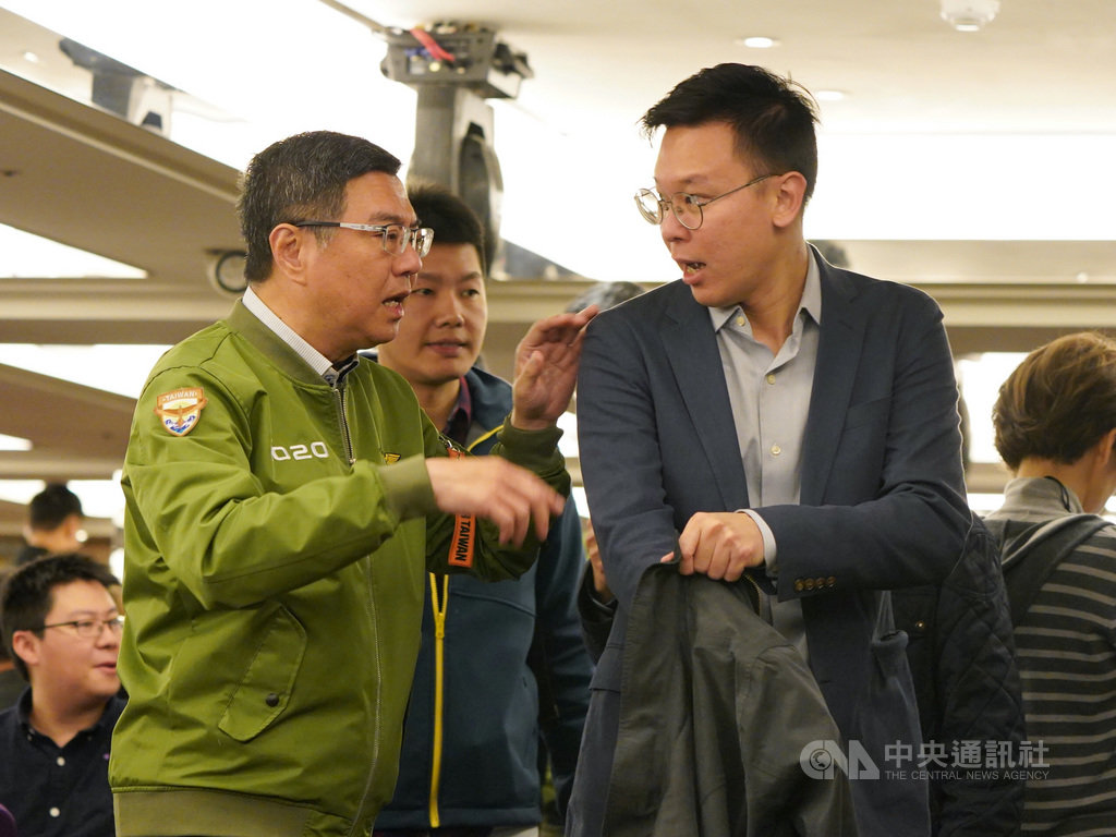 民進黨主席卓榮泰(前左)、民進黨副秘書長林飛帆(前右)17日在台北出席民進黨感恩餐會。中央社記者徐肇昌攝 109年1月17日