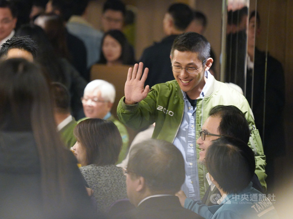敗選的民進黨立委候選人吳怡農(後右)17日在台北出席民進黨感恩餐會,向現場與會人士揮手致意。中央社記者徐肇昌攝 109年1月17日