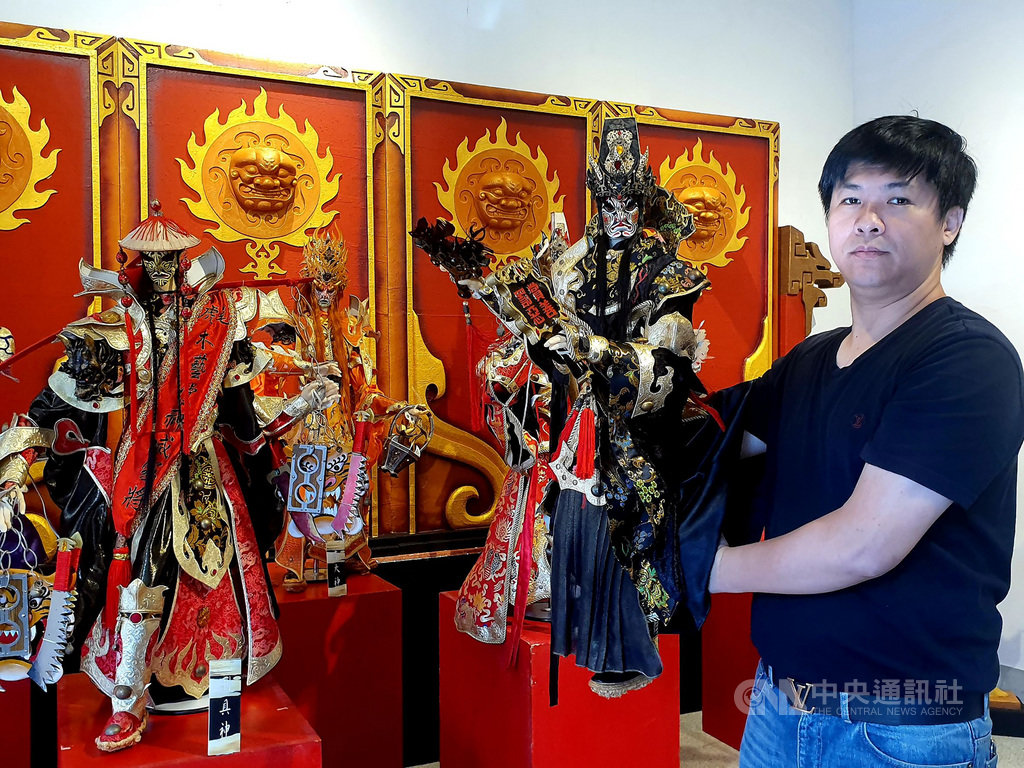 屏東戲曲故事館邀請雲林縣木藝堂展出八家將、哪吒、電音三太子及日本的陰陽師等創辦人方志銘自創的戲偶,展期即日起至4月19日。圖為方志銘自創八家將戲偶。(文化處提供)中央社記者郭芷瑄傳真 109年1月17日