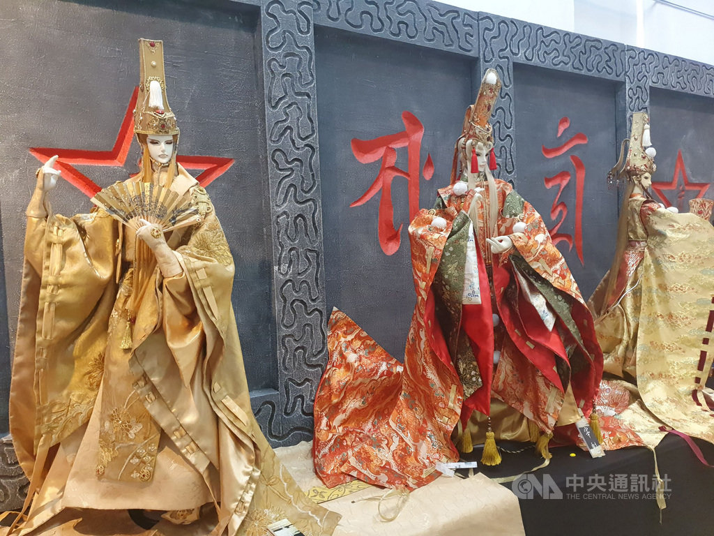 屏東縣戲曲故事館邀請來自雲林的木藝堂展出戲偶,展期即日起至4月19日。圖為創辦人方志銘自創的日本陰陽師戲偶。(文化處提供)中央社記者郭芷瑄傳真 109年1月17日