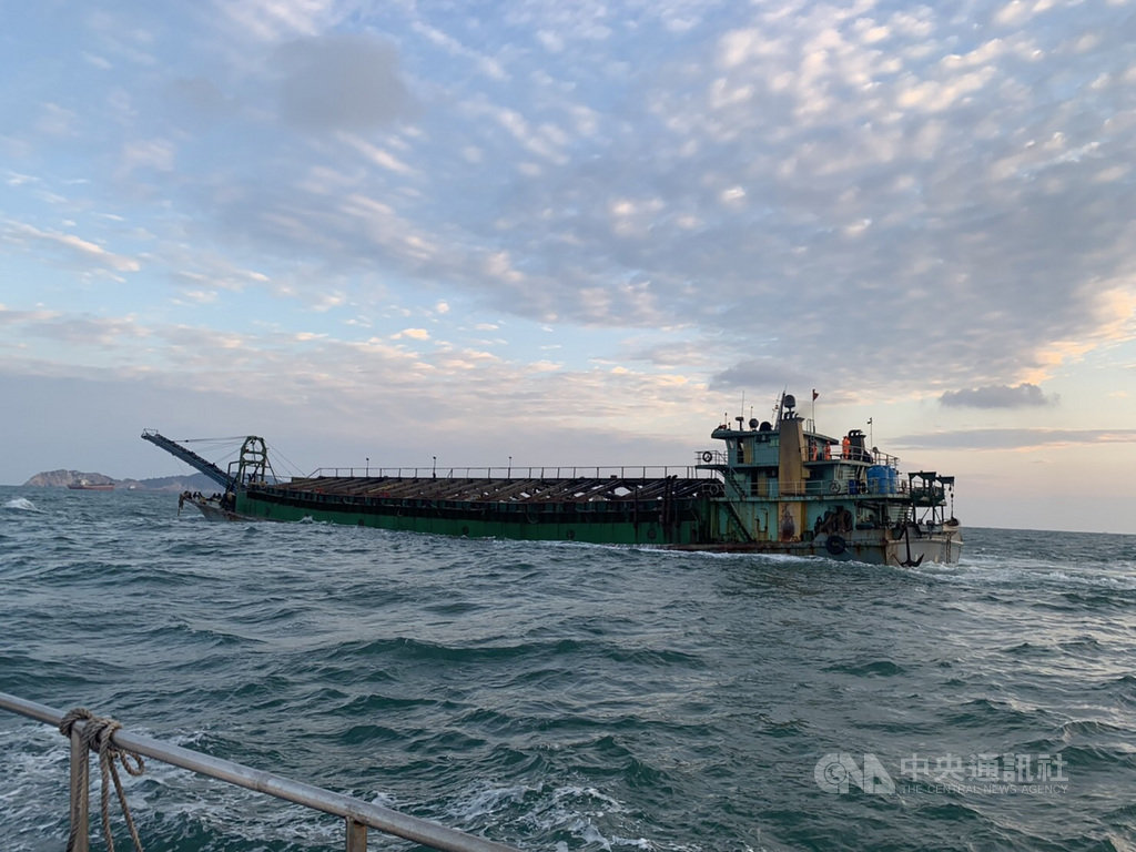 馬祖海巡隊108年10月23日在莒光海域查獲的抽砂船「龍興1399號」,經連江地方法院判決沒收確定,並預定於30日下午2時進行拍賣。(海巡署金馬澎分署馬祖海巡隊提供)中央社 109年1月17日