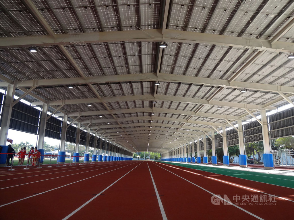 全國首座太陽能直線風雨跑道17日在國家運動訓練中心啟用,寬20公尺、長195公尺,材質皆依國際田徑總會規範設計建置,跑道屋頂及側邊遮陽板皆設置太陽能光電系統。中央社記者陳朝福攝 109年1月17日