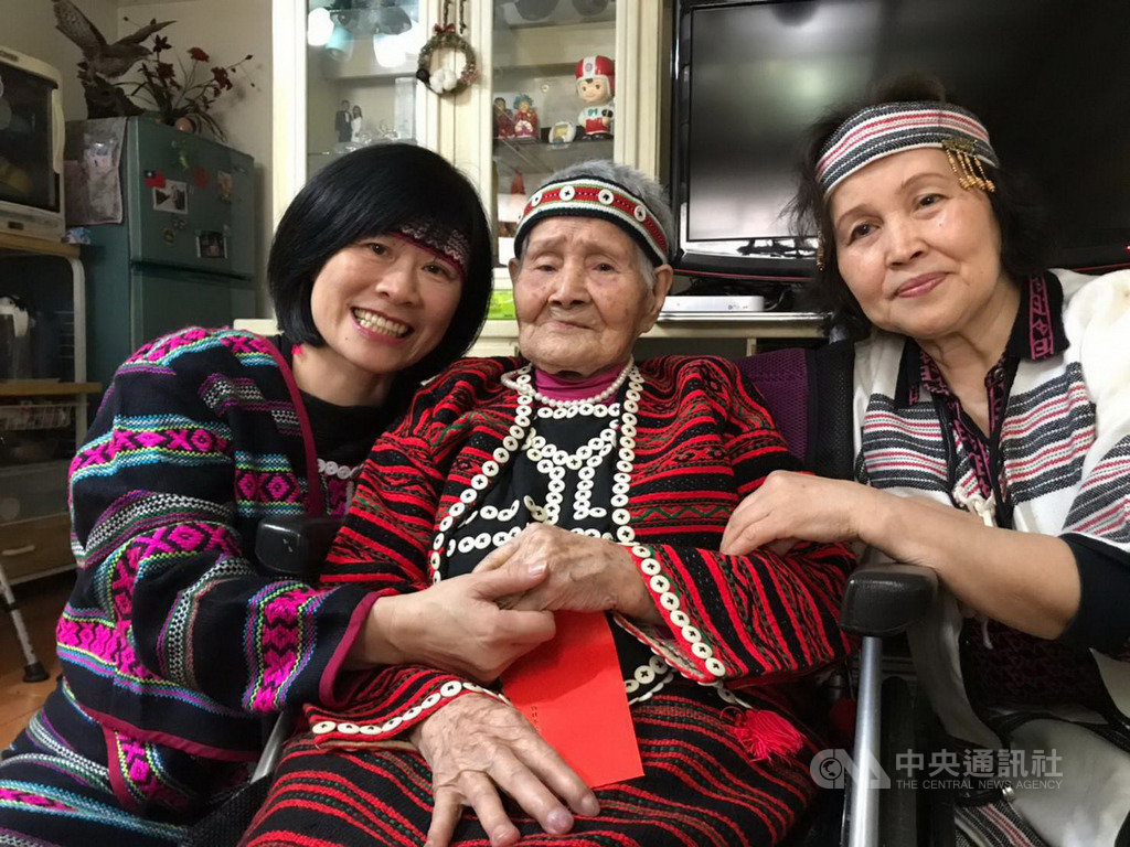 新北市中和區副區長周慶珍(左)等人16日前往探視文面國寶林智妹(中)表達關懷,林智妹的女兒林朝花(右)也感謝公所多方提供協助。(新北市中和區公所提供)中央社記者黃旭昇新北市傳真 109年1月17日