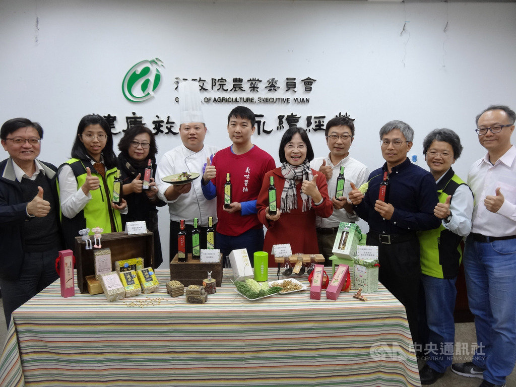 農委會花蓮區農業改良場與百年醬油廠17日共同發表純釀、山苦瓜、馬告3款機能性無添加醬油,像紅酒般可佐各種佳餚,期望今年底能搶進有機醬油市場5%到10%商機。中央社記者楊淑閔攝 109年1月17日