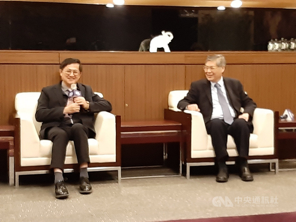 和碩董事長童子賢(左)17日在旺年會記者會表示,除母公司擴大投資,在台灣轉投資的上市櫃企業體,在未來一年至一年半,都會擴大在台業務;右為和碩執行長廖賜政。中央社記者潘智義攝 109年1月17日