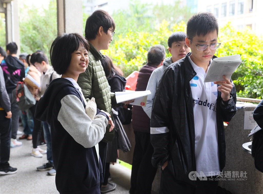 大學入學考試中心主辦的109學年度學科能力測驗考試17日在全國各地考場舉行,許多考生把握考前時間,仔細複習考試科目。中央社記者謝佳璋攝 109年1月17日