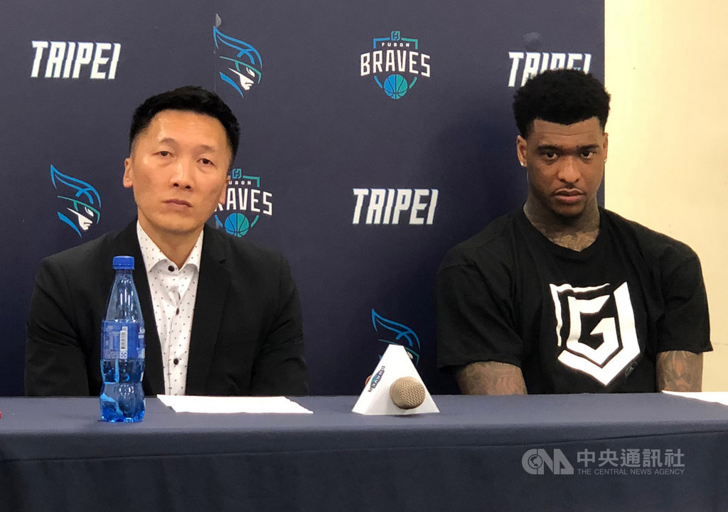 東南亞職業籃球聯賽(ABL)台北富邦勇士隊洋將賈西亞(Charles Garcia)(右)17日出賽,最後關頭2罰全中,助隊以98比97險勝,總教練許晉哲(左)賽後特別提到,現場球迷加油聲幫助很大,包括對方罰球以及最後4秒時,都造成對方出手很大壓力。中央社記者黃巧雯攝 109年1月17日