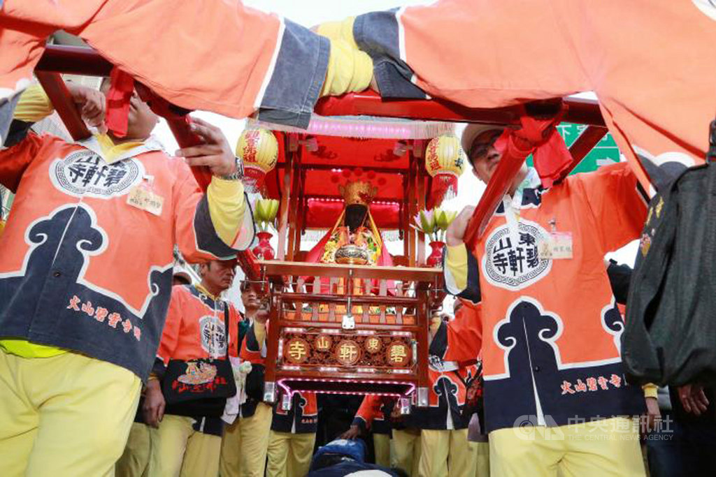 台南市東山碧軒寺迎佛祖暨遶境17日登場,這是當地農曆春節期間傳承近200年的宗教活動,每年都吸引大批信徒集結送駕。(台南市政府提供)中央社記者張榮祥台南傳真 109年1月17日