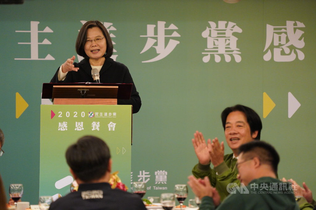總統蔡英文(後左)與副總統當選人賴清德(後右)17日在台北出席民進黨感恩餐會,蔡總統致詞感謝黨工對選戰的努力。中央社記者徐肇昌攝 109年1月17日