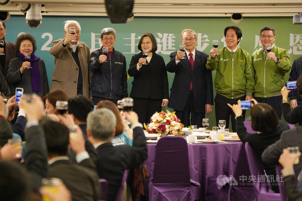 總統蔡英文(後右4)、副總統陳建仁(後右5)與副總統當選人賴清德(後右2)等人17日在台北出席民進黨感恩餐會,舉杯感謝黨工對選戰的付出與辛勞。中央社記者徐肇昌攝 109年1月17日