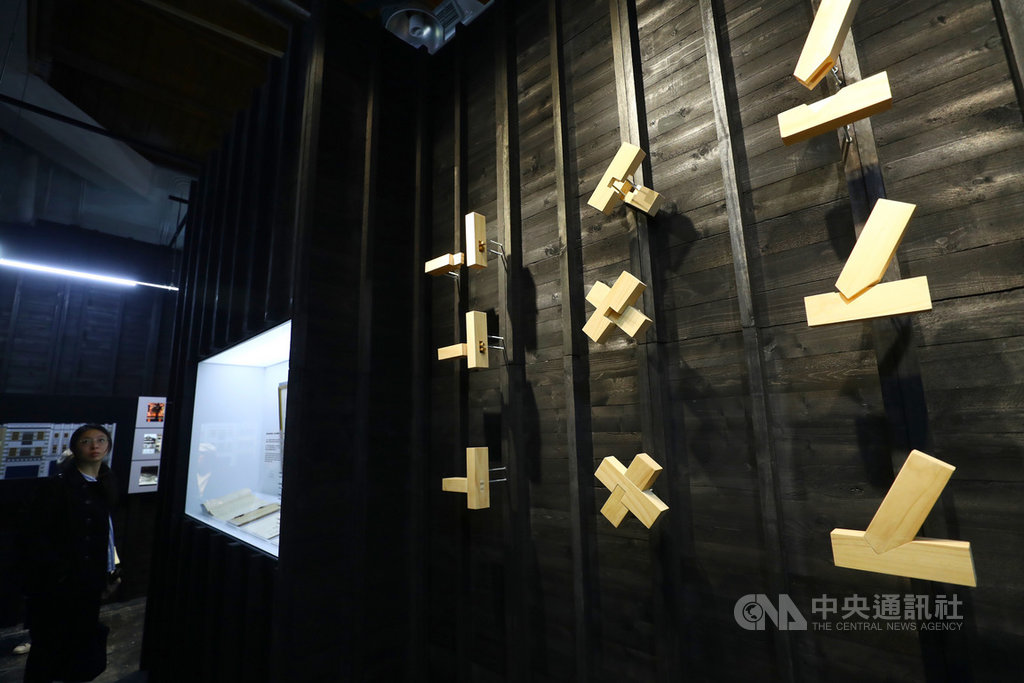 國立台灣歷史博物館17日舉行「家‧流動與安住:台灣住屋建築風景之一隅特展」,從台灣各時期家屋建築介紹,讓觀眾思考「家」的議題。圖為木結構榫接建築工法呈現。中央社記者王騰毅攝 109年1月17日