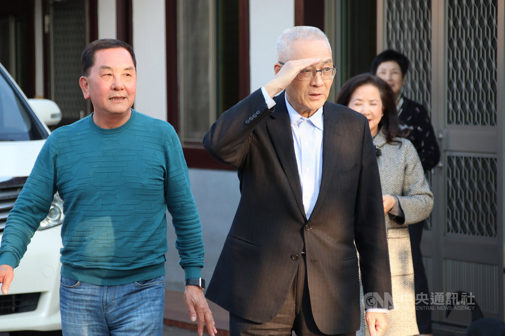 前國民黨主席吳敦義(前右)17日拜訪南投竹山紫南宮管委會主委莊秋安(前左),莊秋安事後受訪表示,兩人聊天內容除往事,還有「檢討」及「放下」。中央社記者蕭博陽南投縣攝 109年1月17日