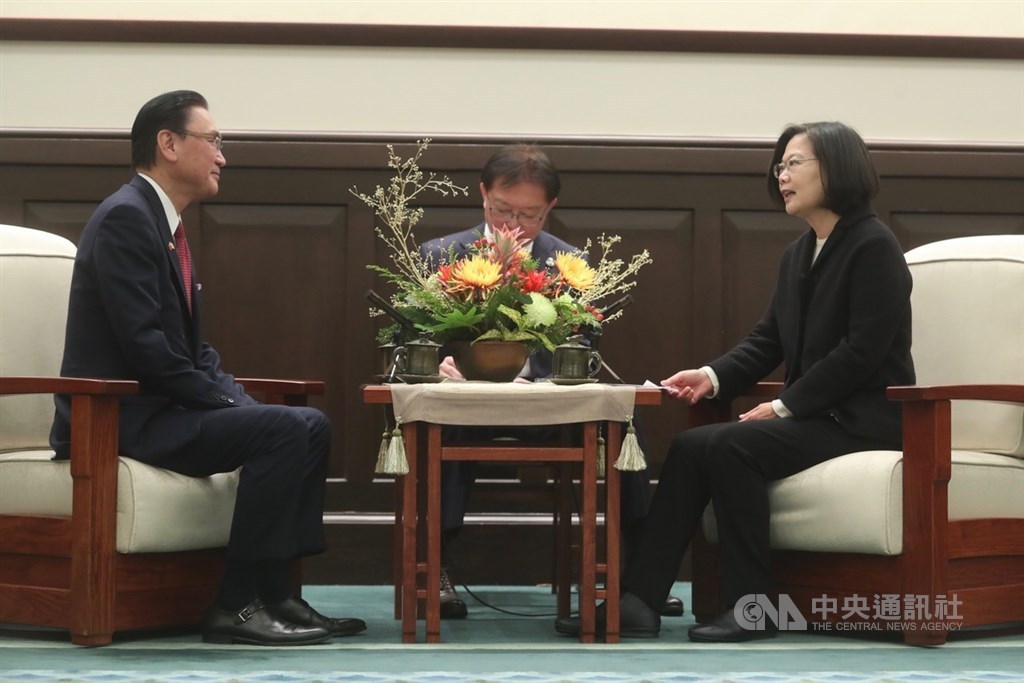 總統蔡英文(右)17日上午在總統府接見日華議員懇談會會長古屋圭司(左),對土屋圭司戮力促進台日交流表達感謝。中央社記者吳家昇攝 109年1月17日