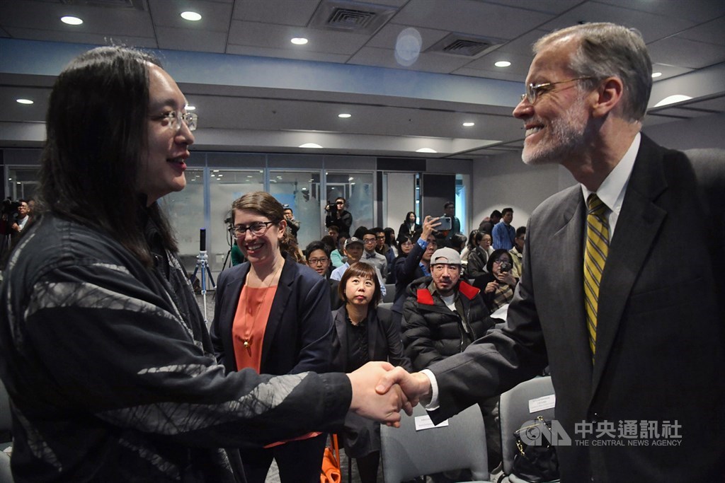 美國在台協會(AIT)處長酈英傑(William Brent Christensen)(前右)與行政院政務委員唐鳳(前左),17日在台北出席「『智』同道合–數位對話」論壇第4場:增進美台人民的關係」,兩人握手致意。中央社記者王飛華攝 109年1月17日